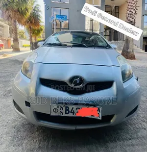 Photo - Toyota Yaris 2010 Silver