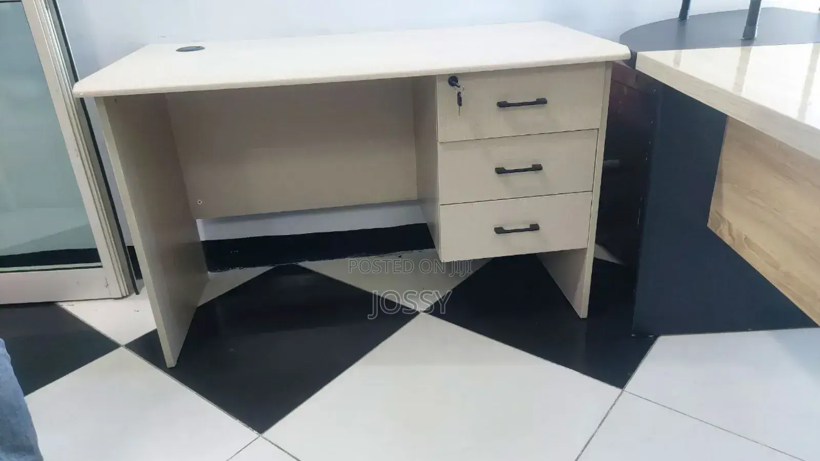Office Table የቢሮ