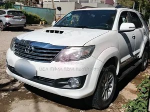 Photo - Toyota Fortuner 2015 Ivory