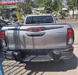 Toyota Hilux 2020 Silver