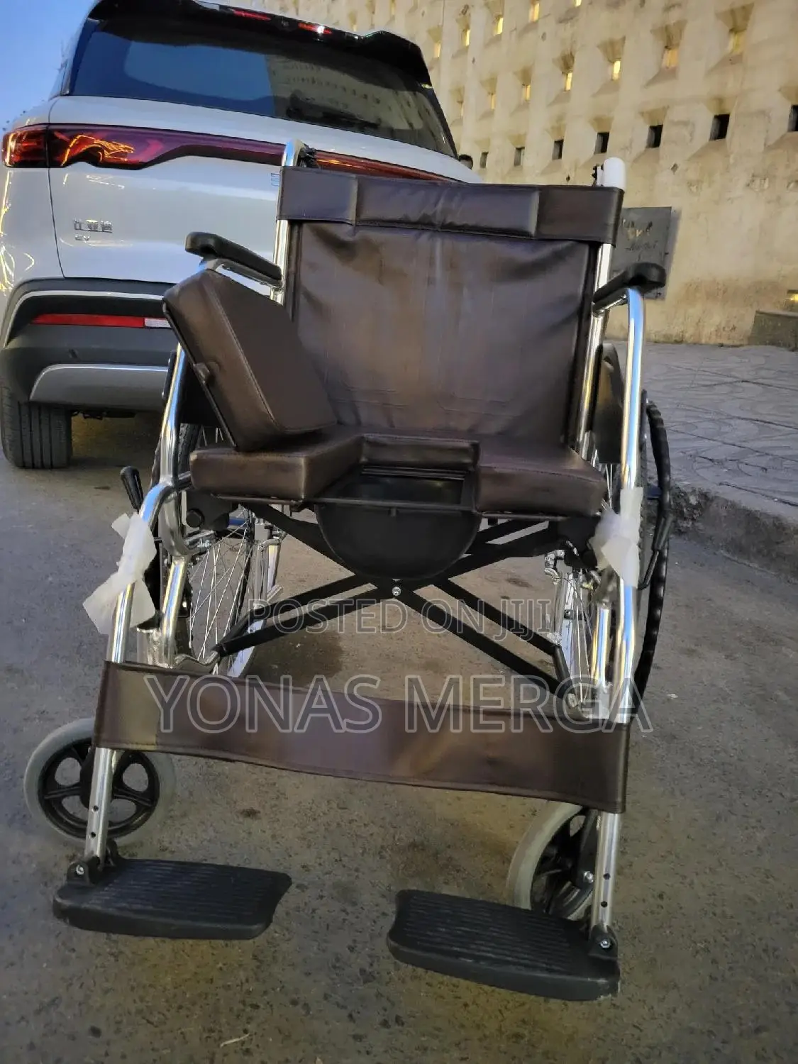 Toilet Wheelchair且身lightweight Aluminum/Chrome Frame a Brown