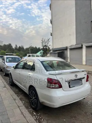 Photo - Toyota Yaris 2010 White