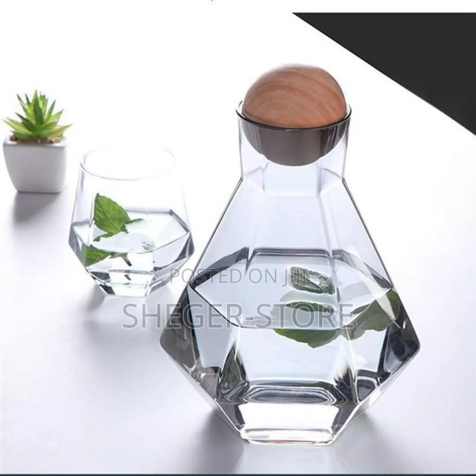 High Class 7 PCS Glass Water Set ( 6 የራሱ የሆኑ ውብ ብርጭቆዎች እና 1 ጆግ ያለው)