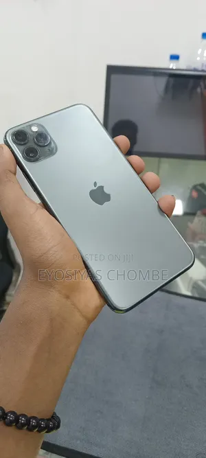 Photo - Apple iPhone 11 Pro Max 64 GB Blue