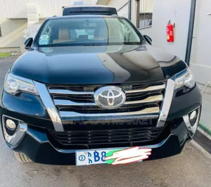 Photo - Toyota Fortuner 2017 Black