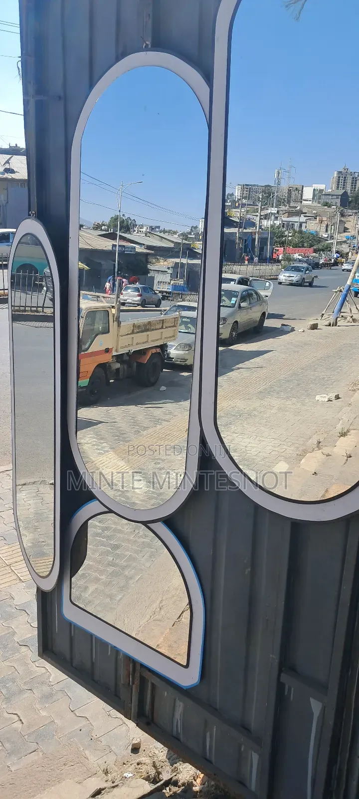 የግድግዳ መስታዎቶች እና መስታዎቶች