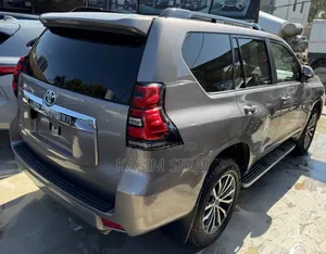 Toyota Land Cruiser Prado 2.8 2023 Blue