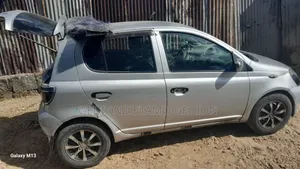 Photo - Toyota Vitz 2000 Silver