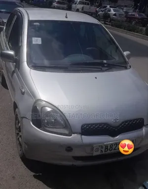 Toyota Vitz 2000 Silver