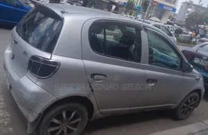 Toyota Vitz 2000 Silver