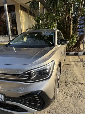 Photo - Volkswagen ID.6 2024 Gold