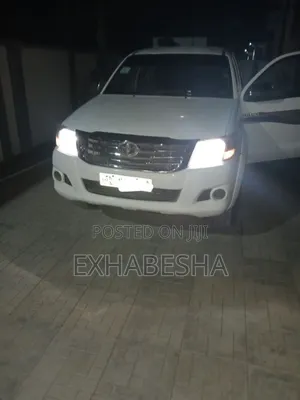 Photo - Toyota Hilux 2.5 D-4D SRX 2012 White