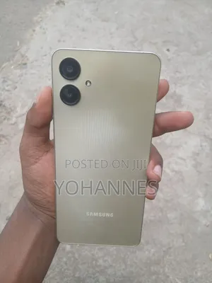 Photo - New Samsung Galaxy A06 128 GB Gold