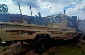 Photo - Toyota Land Cruiser 2012 Gold