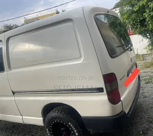 Toyota HiAce 2002 Silver