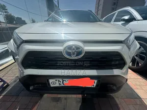 Photo - Toyota RAV4 XLE Premium 2022 White