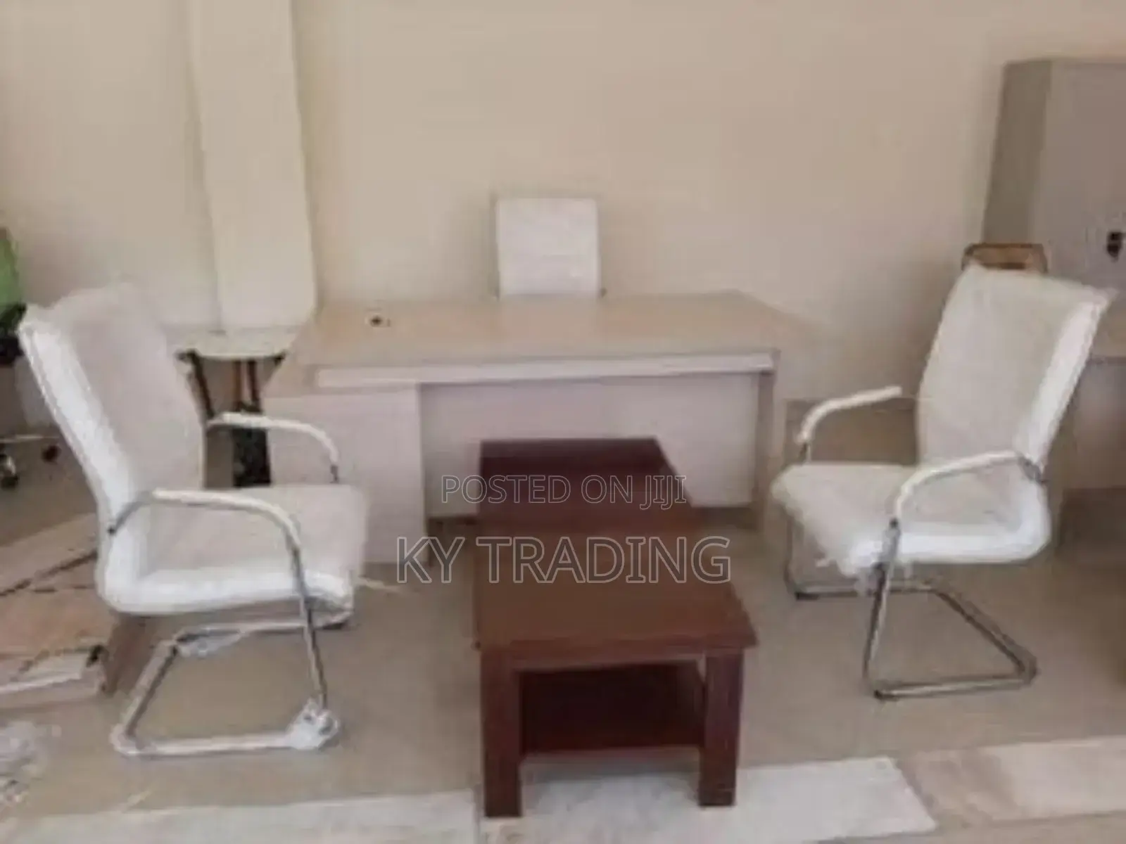 Managerial Office Chair With Table