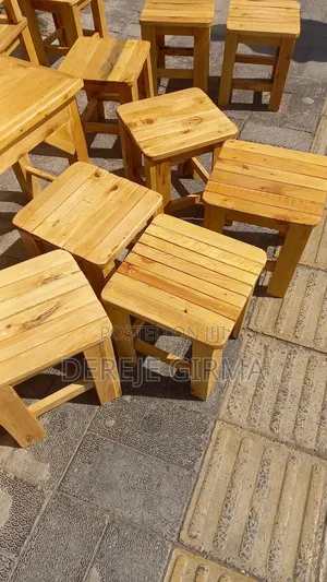 ለቡና ጠጡ የሚሆኑ ወንበርና ጠረጴዛ