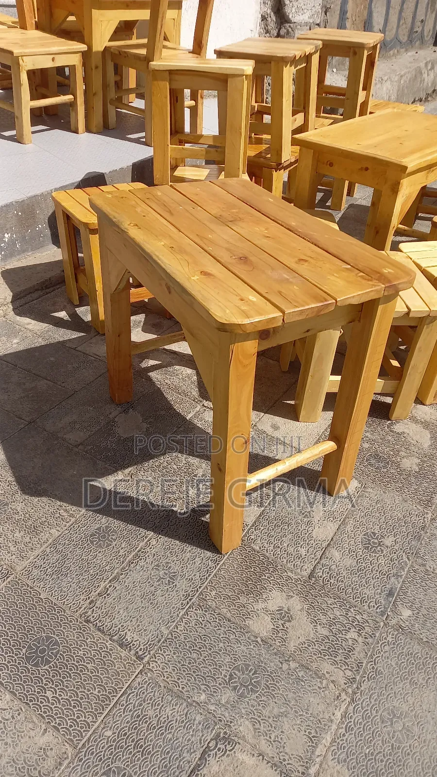 ለቡና ጠጡ የሚሆኑ ወንበርና ጠረጴዛ