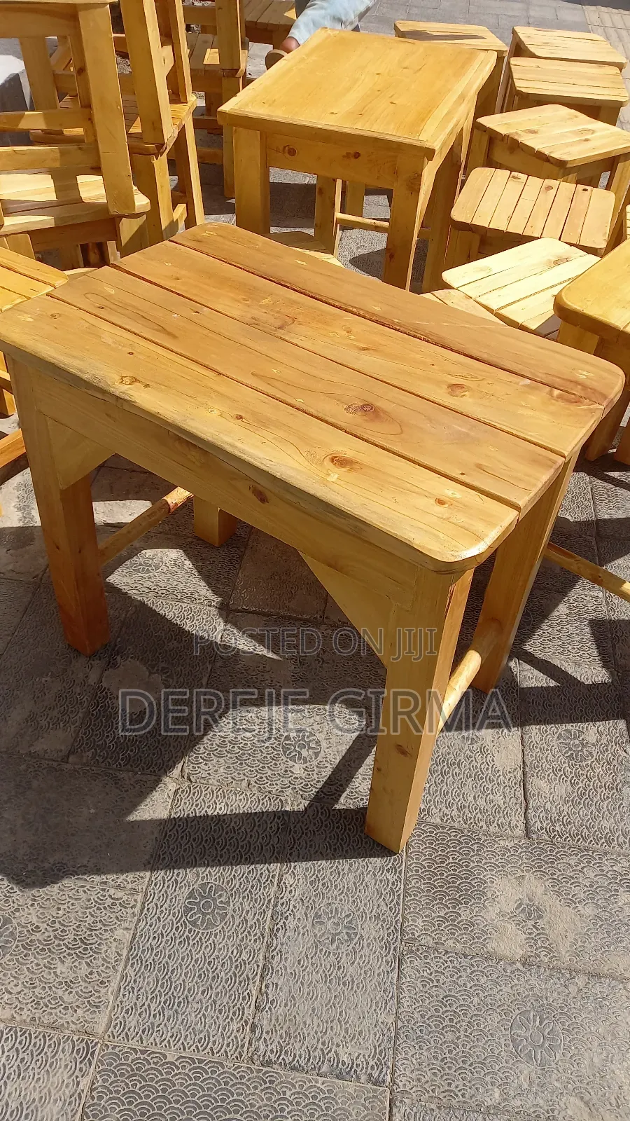 ለቡና ጠጡ የሚሆኑ ወንበርና ጠረጴዛ