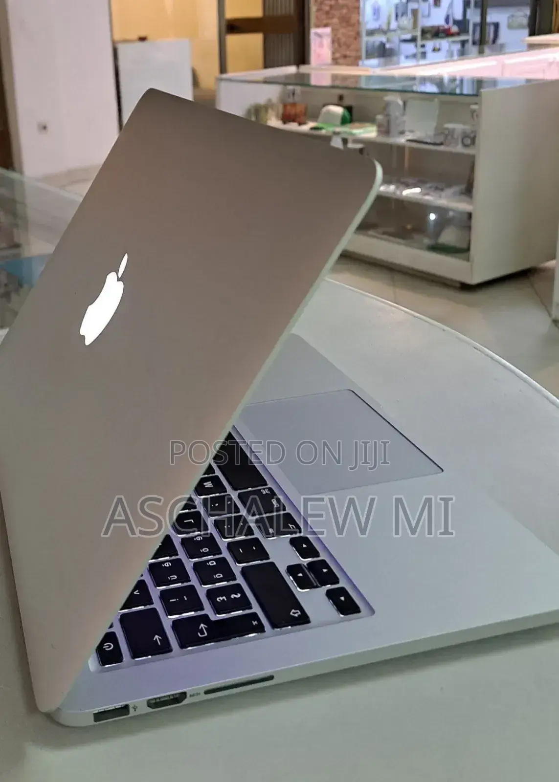 New Laptop Apple MacBook Pro 2015 8GB Intel Core I5 SSD 256GB