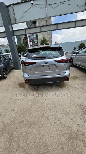Photo - New Toyota Highlander Hybrid Limited 2024 Silver