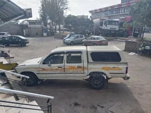 Toyota Hilux 1989 White