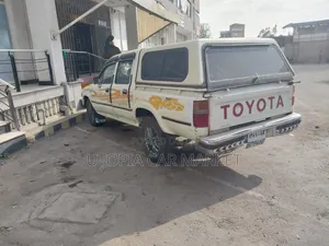 Toyota Hilux 1989 White