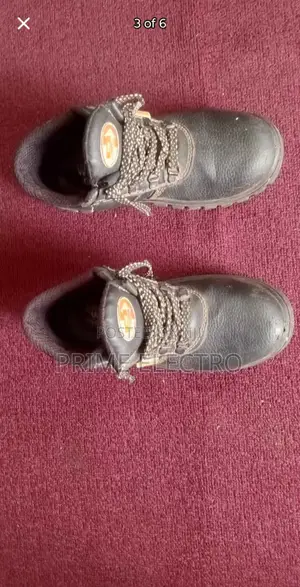 Photo - ብረት ያለው ለመዘነጫ ሆነ ለስራ የሚሆን የህንድ Safety Shoese የሚያምር ከጅንስ ጋ ልዘንጡበት