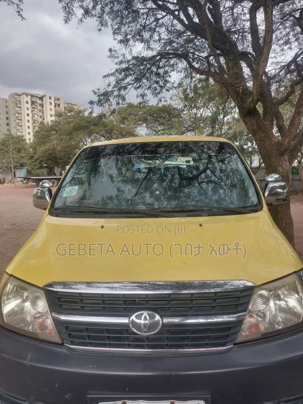 Toyota HiAce 2010 Yellow