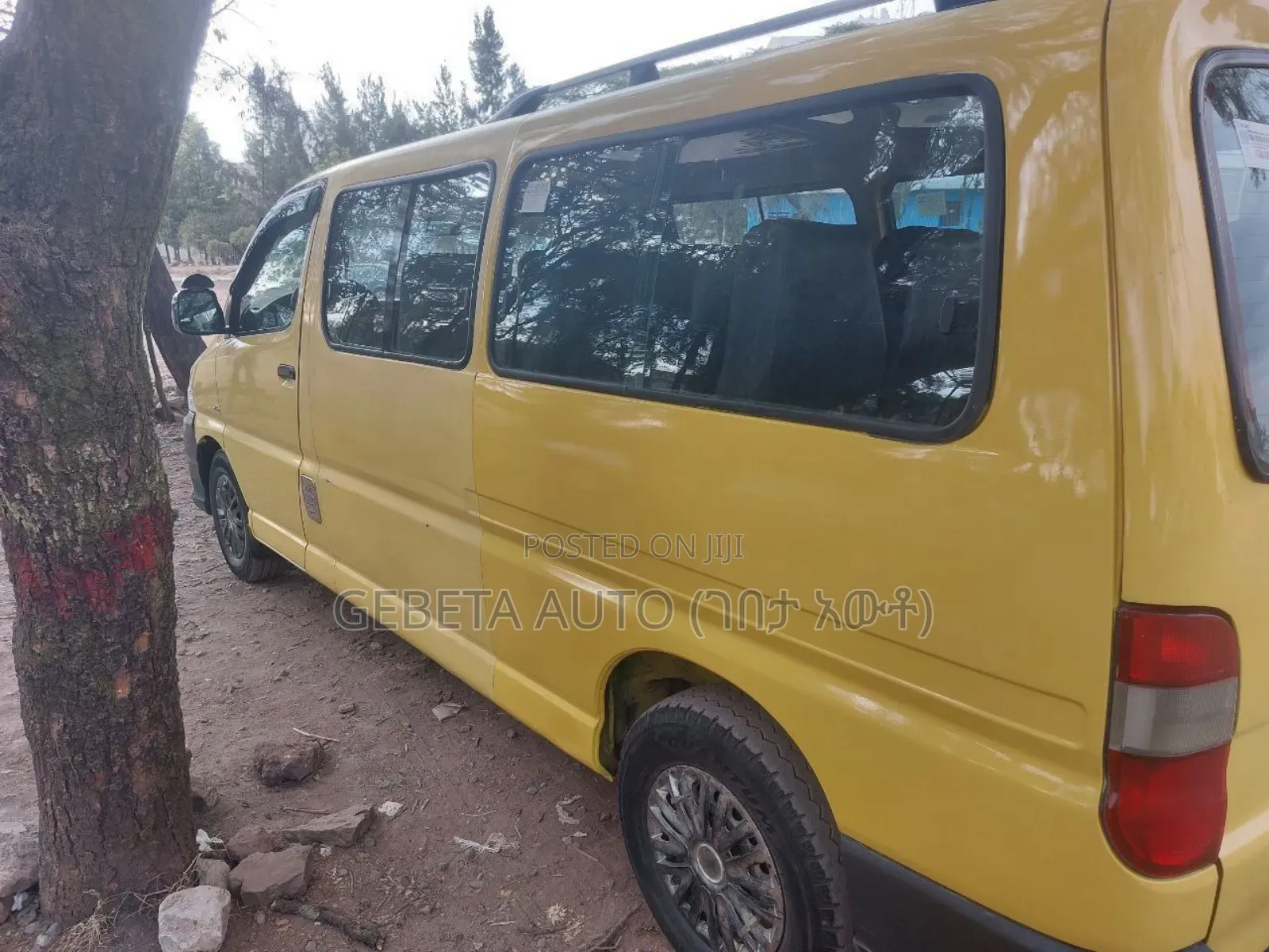 Toyota HiAce 2010 Yellow