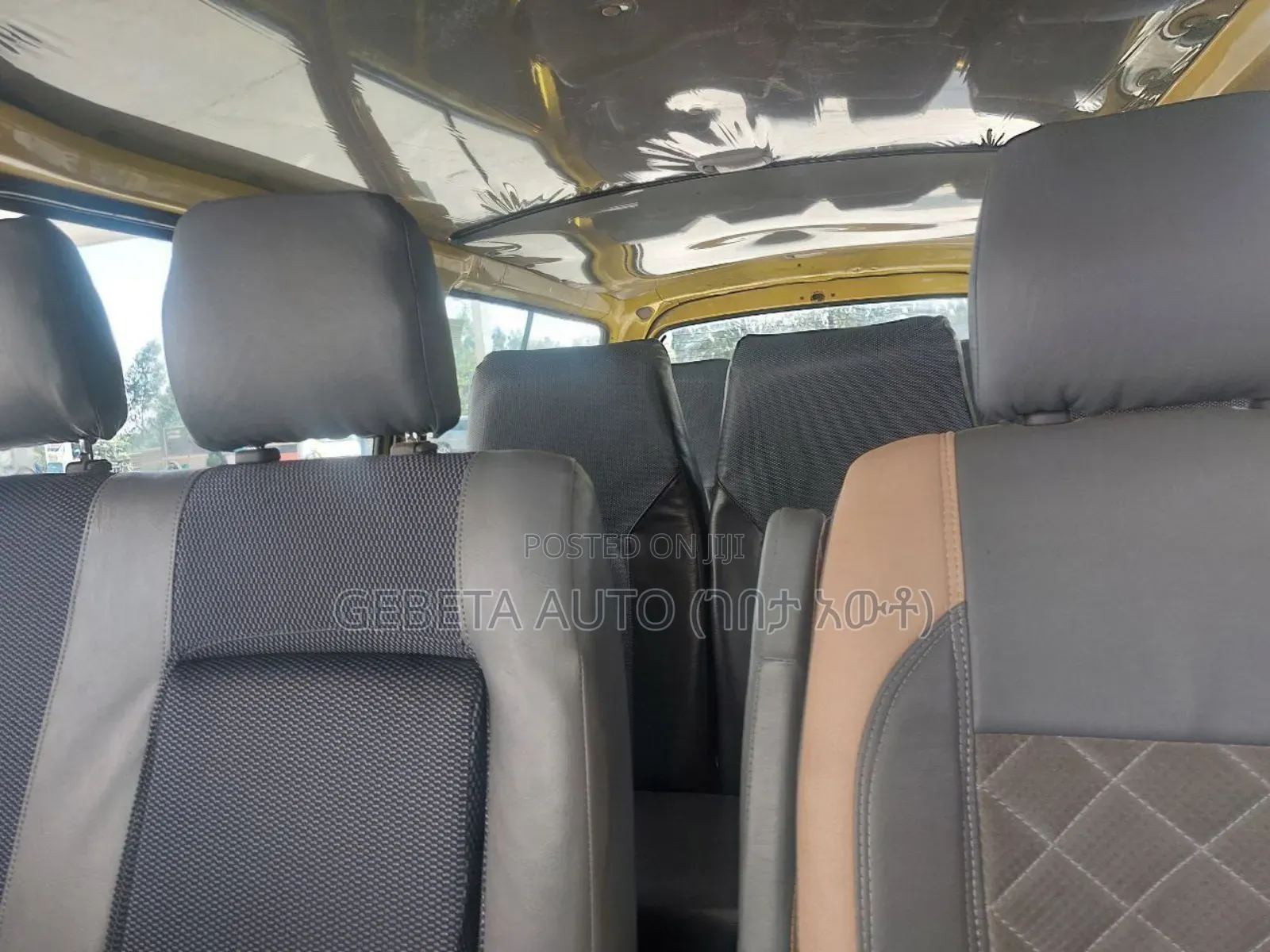 Toyota HiAce 2010 Yellow