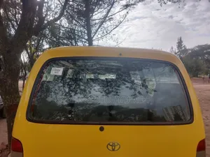 Toyota HiAce 2010 Yellow
