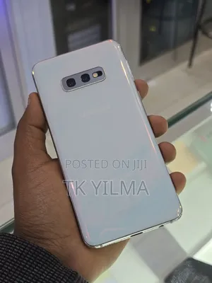 Photo - Samsung Galaxy S10e 128 GB Silver