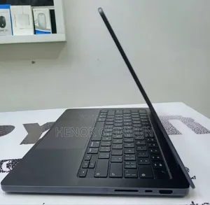 New Laptop Apple Macbook Pro 2025 M5 14-Inch 16GB Apple M4 SSD 1T