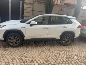 Photo - Toyota RAV4 2024 White