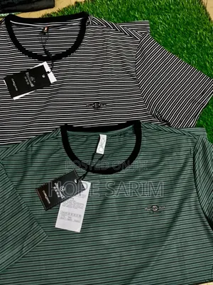 Photo - T Shirts አንገታቸው O