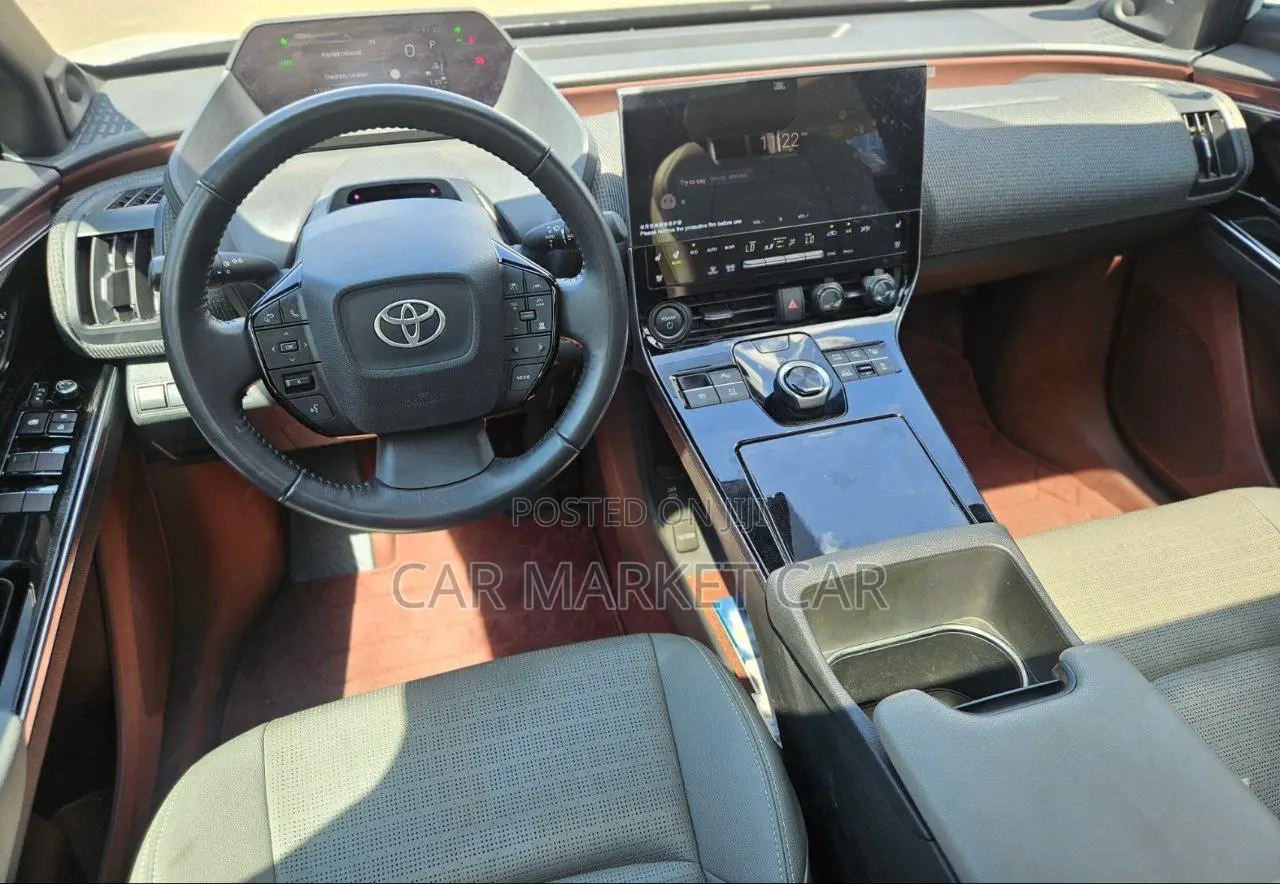 Toyota bZ4X Limited AWD 2024 White