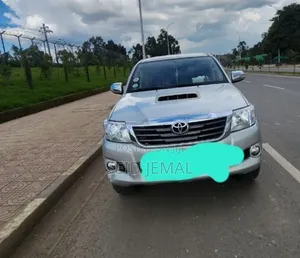 Photo - Toyota Hilux 2012 Silver