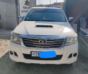 Photo - Toyota Hilux 2013 White