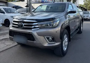 Photo - Toyota Hilux 2018 Gray