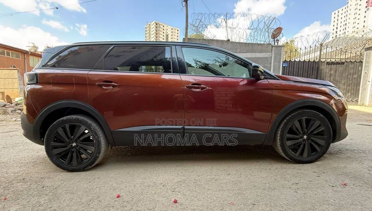 Peugeot 5008 2022 Brown