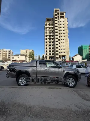 Photo - Toyota Hilux 2018 Silver