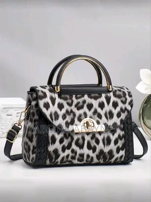 Photo - A Women Handbag in Different Kind of Color