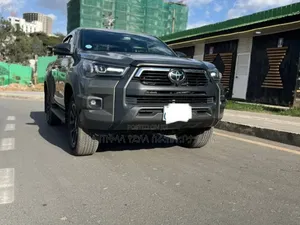Photo - Toyota Hilux 2025 Green