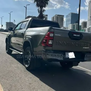 Toyota Hilux 2025 Green