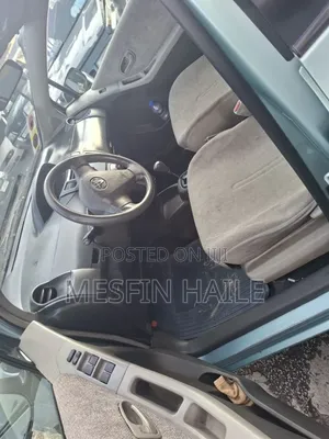 Toyota Yaris Base Sedan 4dr 2010 Silver