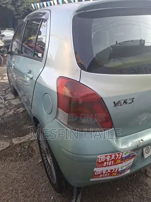 Toyota Yaris Base Sedan 4dr 2010 Silver