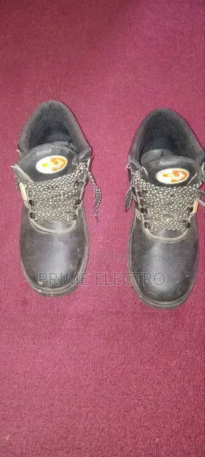 ብረት ያለው ለመዘነጫ ሆነ ለስራ የሚሆን የህንድ Safety Shoese የሚያምር ከጅንስ ጋ ልዘንጡበት