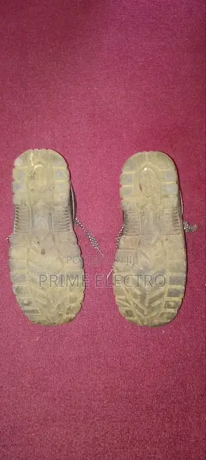 ብረት ያለው ለመዘነጫ ሆነ ለስራ የሚሆን የህንድ Safety Shoese የሚያምር ከጅንስ ጋ ልዘንጡበት